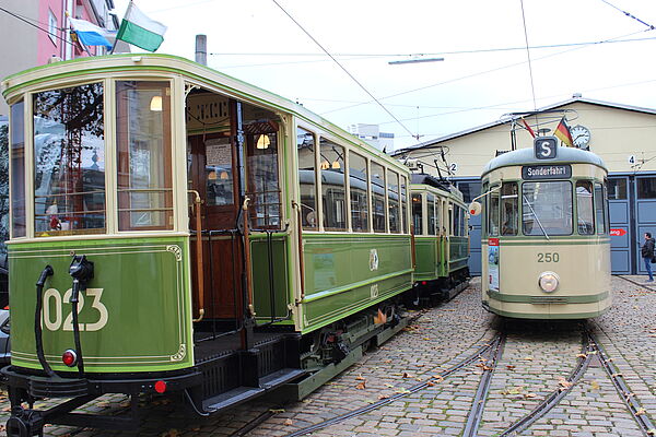 Straßenbahnen im Außenbereich des Historischen Straßenbahndepots St. Peter in Nürnberg