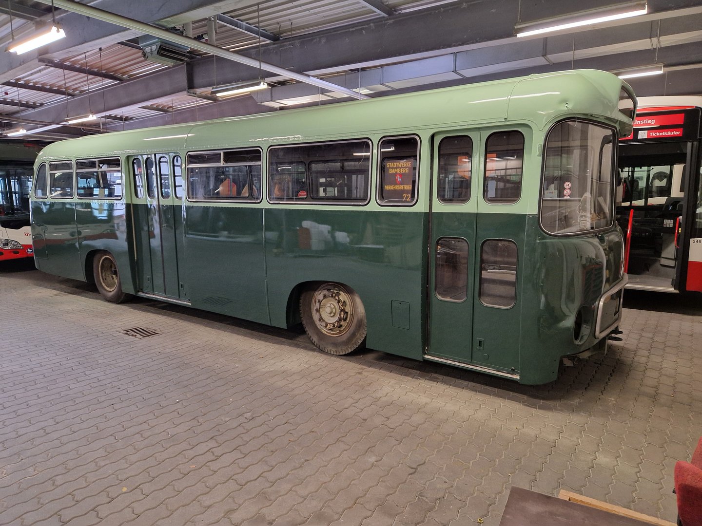 Lackierter Bus Seitenansicht Einstieg_20251010 Lackierter Bus Seitenansicht Einstieg_20251010